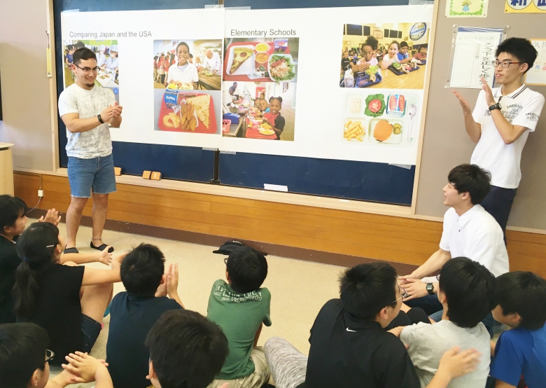 小学校での異文化交流会（国際観光学科2年澤海ゼミ)