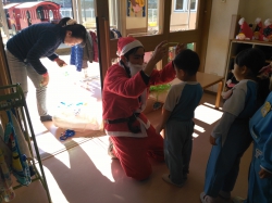 保育実習で子育て支援体験(クリスマス会での発表)